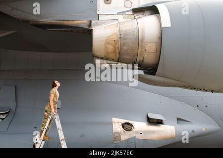 Mississippi, États-Unis. 12th juillet 2022. Grace Tupper, chef d'équipage du groupe d'entretien 172nd de Jackson, Mississippi, inspecte un moteur C-17 Globemaster III après une sortie d'entraînement de ravitaillement en vol à la station aérienne Barber's point, à Hawaï, en 12 juillet 2022. Les membres de l'escadron de transport aérien 183rd, du groupe de maintenance 172nd et de l'escadre de ravitaillement aérien 186th sont récemment revenus d'Hawaï après avoir participé à l'entraînement qui a flexible les compétences requises pour maintenir le bon fonctionnement de la mission mondiale de l'escadre de transport aérien 172nd. (Credit image: © U.S. National Guard/ZUMA Press Wire Service/ZUMAPRESS.co Banque D'Images