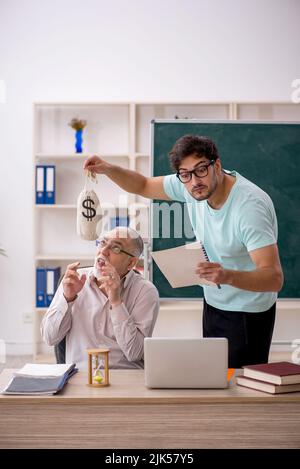 Vieux professeur et jeune étudiant dans le concept de rémunération Banque D'Images