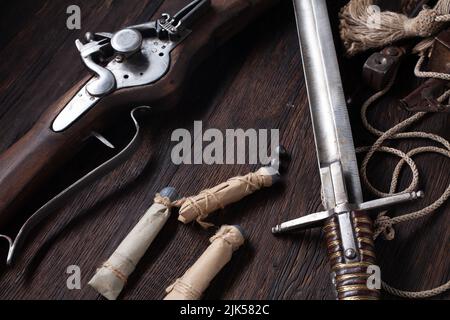 ancienne mousquet de flintlock du xviie siècle avec ballon de poudre et balles led sur terrasse en bois. Banque D'Images