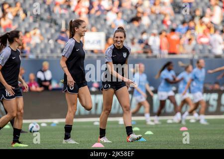 Tatacolonne Milazzo (23 étoiles rouges de Chicago) et Ella Stevens (8 étoiles rouges de Chicago) se réchauffent avant le match de football de la NWSL entre les étoiles rouges de Chicago et le FC vague de San Diego le samedi 30 juillet 2022 à Soldier Field, Chicago, États-Unis. (AUCUNE UTILISATION COMMERCIALE). (Foto: Shaina Benhiyoun/Sports Press photo/C - DÉLAI D'UNE HEURE - ACTIVER FTP UNIQUEMENT SI LES IMAGES DE MOINS D'UNE HEURE - Alamy) Banque D'Images