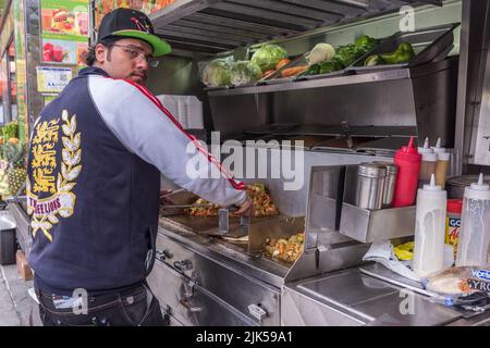 Le fournisseur de gyroscope fait la cuisine au camion alimentaire de Manhattan. Banque D'Images