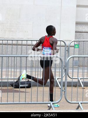 Birmingham, Royaume-Uni 30th juillet 2022 : Marathon a fermé le système de transport public de BirminghamI. Un participant au Marathon a repéré près du Centre de hockey et de squash de l'Université de Birmingham, à Birmingham, Royaume-Uni, samedi, 30 juillet 2022. Credit: Seshadri SUKUMAR/Alamy Live News Banque D'Images