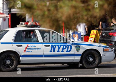 Une berline d'époque NYPD Ford Crown Victoria conduisant sur une rue anglaise. Véhicule du service de police de New York au Royaume-Uni Banque D'Images