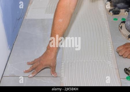 Aménagement intérieur travailleur de construction carrelage carrelage sol céramique Banque D'Images