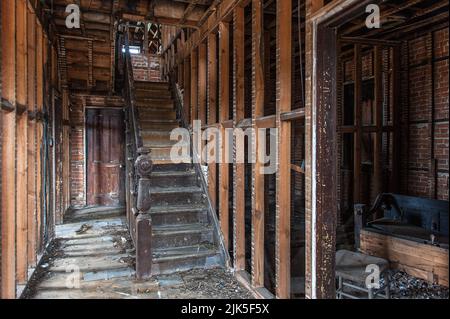 balustrades d'escaliers ornés dans une ancienne ferme abandonnée et dépouillée Banque D'Images