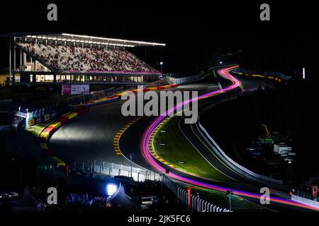 Voitures en action la nuit pendant les TotalEnergies 24 heures de Spa 2022, 7th tour du 2022 Fanatec GT World Challenge Europe Powered by AWS, de 27 juillet à 31, 2021 sur le circuit de Spa-Francorchamps, à Stavelot, Belgique - photo Florent Gooden / DPPI Banque D'Images