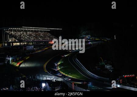 Voitures en action de nuit, raidillon, eau rouge, pendant les TotalEnergies 24 heures de Spa 2022, 7th tour du 2022 Fanatec GT World Challenge Europe Powered by AWS, de 27 juillet à 31, 2021 sur le circuit de Spa-Francorchamps, à Stavelot, Belgique - photo Paul Vaicle / DPPI Banque D'Images