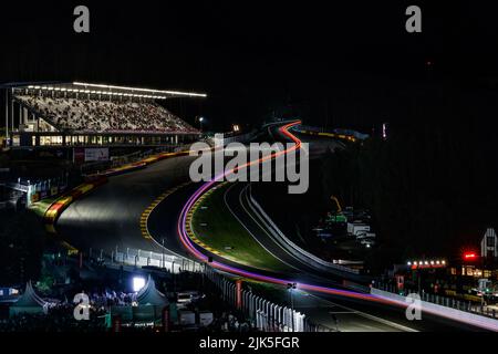 Voitures en action de nuit, raidillon, eau rouge, pendant les TotalEnergies 24 heures de Spa 2022, 7th tour du 2022 Fanatec GT World Challenge Europe Powered by AWS, de 27 juillet à 31, 2021 sur le circuit de Spa-Francorchamps, à Stavelot, Belgique - photo Paul Vaicle / DPPI Banque D'Images