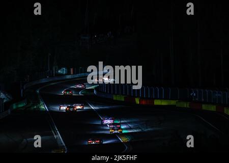 Voitures en action de nuit, raidillon, eau rouge, pendant les TotalEnergies 24 heures de Spa 2022, 7th tour du 2022 Fanatec GT World Challenge Europe Powered by AWS, de 27 juillet à 31, 2021 sur le circuit de Spa-Francorchamps, à Stavelot, Belgique - photo Paul Vaicle / DPPI Banque D'Images