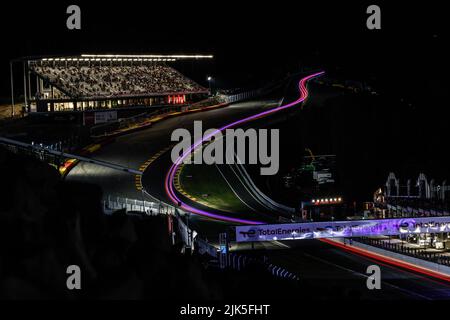 Voitures en action de nuit, raidillon, eau rouge, pendant les TotalEnergies 24 heures de Spa 2022, 7th tour du 2022 Fanatec GT World Challenge Europe Powered by AWS, de 27 juillet à 31, 2021 sur le circuit de Spa-Francorchamps, à Stavelot, Belgique - photo Paul Vaicle / DPPI Banque D'Images