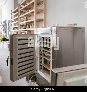 Four électrique pour les produits en argile céramique. Four en céramique avec plaques à la poterie magasin ou atelier Banque D'Images