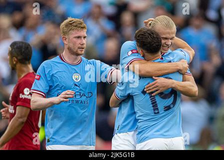 Leicester. 31st juillet 2022. Julian Alvarez, de Manchester City (R, front), célèbre ses scores avec ses coéquipiers Erling Haaland et Kevin de Bruyne, après avoir obtenu un objectif égalisateur lors du match du Bouclier communautaire anglais entre Liverpool et Manchester City à Leicester, en Grande-Bretagne, sur 30 juillet 2022. Credit: Xinhua/Alay Live News Banque D'Images