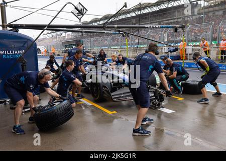 Mogyorod. 30th juillet 2022. Alexander Albon, pilote thaïlandais de Williams, fait un arrêt à la fosse lors de la session d'entraînement 3 avant le Grand Prix de Hongrie F1 à Hungaroring à Mogyorod, Hongrie, sur 30 juillet 2022. Credit: Attila Volgyi/Xinhua/Alay Live News Banque D'Images