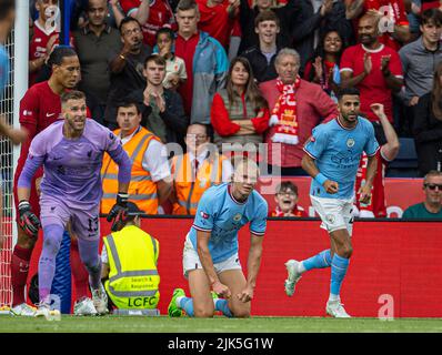 Leicester. 31st juillet 2022. Erling Haaland de Manchester City semble abattu après avoir manqué une chance (front, 2nd R) lors du match du Bouclier communautaire anglais entre Liverpool et Manchester City à Leicester, en Grande-Bretagne, sur 30 juillet 2022. Credit: Xinhua/Alay Live News Banque D'Images