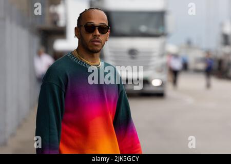 Mogyorod. 30th juillet 2022. Lewis Hamilton, pilote britannique de Mercedes, arrive pour la qualification du Grand Prix de Hongrie F1 à Hungaroring à Mogyorod, en Hongrie, sur 30 juillet 2022. Credit: Attila Volgyi/Xinhua/Alay Live News Banque D'Images