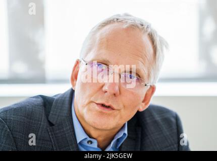 Darmstadt, Allemagne. 20th juillet 2022. Jörg Blaurock, Directeur technique de GSI et 'Fair', donne une interview. Le GSI Helmholtz Centre for Heavy Ion Research exploite des installations d'accélérateurs de particules. Actuellement, le centre international des accélérateurs 'Fair' est en cours de construction à Darmstadt. À l'installation, la matière peut être étudiée dans des conditions extrêmes. Credit: Andreas Arnold/dpa/Alay Live News Banque D'Images