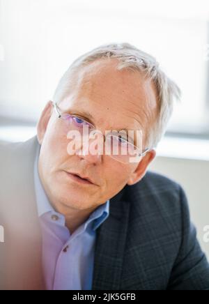 Darmstadt, Allemagne. 20th juillet 2022. Jörg Blaurock, Directeur technique de GSI et 'Fair', donne une interview. Le GSI Helmholtz Centre for Heavy Ion Research exploite des installations d'accélérateurs de particules. Actuellement, le centre international des accélérateurs 'Fair' est en cours de construction à Darmstadt. À l'installation, la matière peut être étudiée dans des conditions extrêmes. Credit: Andreas Arnold/dpa/Alay Live News Banque D'Images