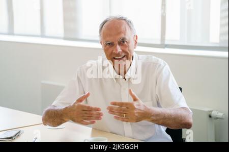 Darmstadt, Allemagne. 20th juillet 2022. Le professeur Paolo Giubellino, directeur scientifique de GSI et de 'FAIR', donne une interview. Le GSI Helmholtz Centre for Heavy Ion Research exploite des installations d'accélérateurs de particules. Actuellement, le centre international des accélérateurs 'Fair' est en cours de construction à Darmstadt. À l'installation, la matière peut être étudiée dans des conditions extrêmes. Credit: Andreas Arnold/dpa/Alay Live News Banque D'Images