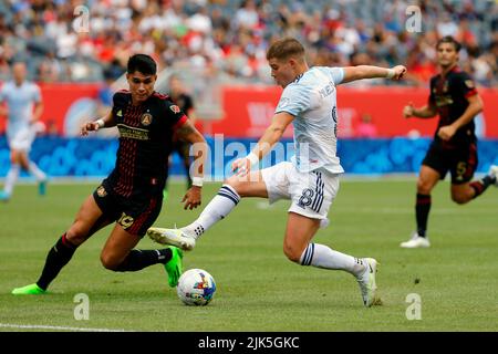 Chicago, États-Unis, 30 juillet 2022. Major League Soccer (MLS) Chicago Fire FC Chris Mueller (8) se charge de la balle contre Atlanta United FC à Soldier Field à Chicago, il, États-Unis. Credit: Tony Gadomski / toutes les images de sport / Alamy Live News Banque D'Images