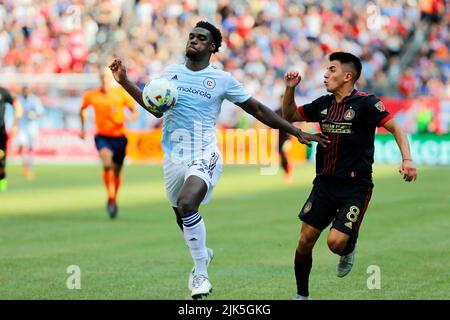 Chicago, États-Unis, 30 juillet 2022. Major League Soccer (MLS) Chicago Fire FC Carlos Terán (23) se charge de la balle contre Atlanta United FC à Soldier Field à Chicago, il, États-Unis. Credit: Tony Gadomski / toutes les images de sport / Alamy Live News Banque D'Images