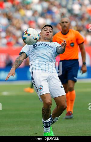 Chicago, États-Unis, 30 juillet 2022. Major League Soccer (MLS) Chicago Fire FC Federico Navarro (31) se charge de la balle contre Atlanta United FC au Soldier Field à Chicago, il, États-Unis. Credit: Tony Gadomski / toutes les images de sport / Alamy Live News Banque D'Images