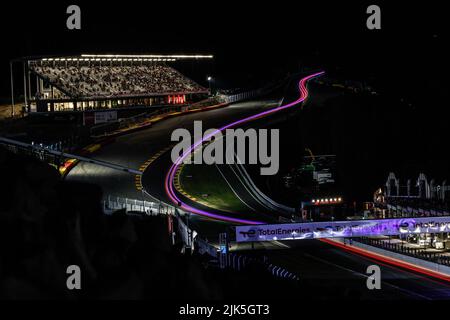 Voitures en action de nuit, raidillon, eau rouge, pendant les TotalEnergies 24 heures de Spa 2022, 7th tour du 2022 Fanatec GT World Challenge Europe Powered by AWS, de 27 juillet à 31, 2021 sur le circuit de Spa-Francorchamps, à Stavelot, Belgique - photo: Paul Vaicle / DPPI/DPPI/LiveMedia Banque D'Images