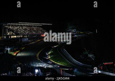 Voitures en action de nuit, raidillon, eau rouge, pendant les TotalEnergies 24 heures de Spa 2022, 7th tour du 2022 Fanatec GT World Challenge Europe Powered by AWS, de 27 juillet à 31, 2021 sur le circuit de Spa-Francorchamps, à Stavelot, Belgique - photo: Paul Vaicle / DPPI/DPPI/LiveMedia Banque D'Images