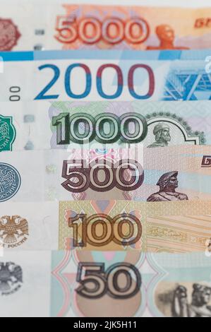 Roubles russes de fond. Fond et texture de l'argent. Billets de différentes dénominations Banque D'Images