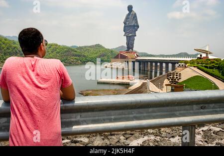 Un homme regardant la statue de l'unité avec un ciel spectaculaire et lumineux au jour à partir de l'image d'angle différent est pris à vadodra gujrat inde sur 10 juillet 2022. Banque D'Images