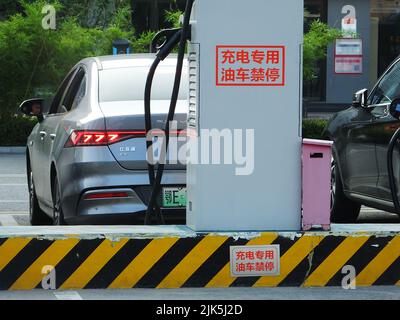 YICHANG, CHINE - 31 JUILLET 2022 - Un nouveau tas de chargement de véhicule électrique d'énergie est vu à Yichang, province de Hubei, Chine, 31 juillet 2022. D'ici le 2022 juin, C Banque D'Images