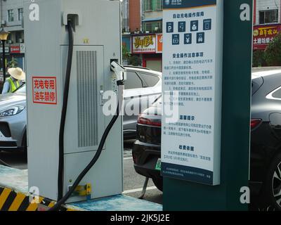 YICHANG, CHINE - 31 JUILLET 2022 - Un nouveau tas de chargement de véhicule électrique d'énergie est vu à Yichang, province de Hubei, Chine, 31 juillet 2022. D'ici le 2022 juin, C Banque D'Images