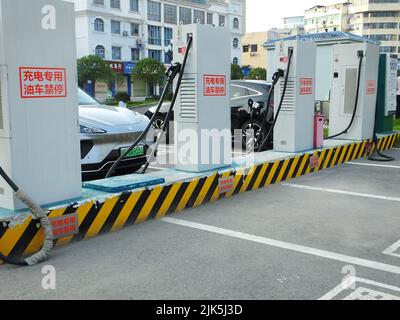YICHANG, CHINE - 31 JUILLET 2022 - Un nouveau tas de chargement de véhicule électrique d'énergie est vu à Yichang, province de Hubei, Chine, 31 juillet 2022. D'ici le 2022 juin, C Banque D'Images