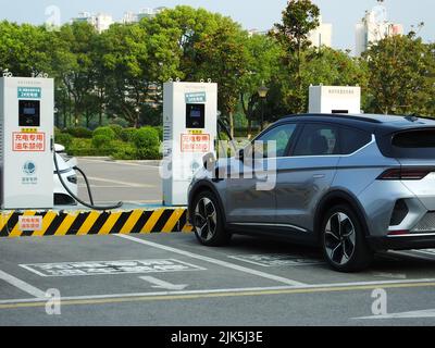 YICHANG, CHINE - 31 JUILLET 2022 - Un nouveau tas de chargement de véhicule électrique d'énergie est vu à Yichang, province de Hubei, Chine, 31 juillet 2022. D'ici le 2022 juin, C Banque D'Images
