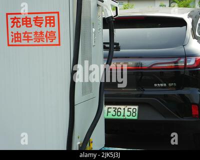 YICHANG, CHINE - 31 JUILLET 2022 - Un nouveau tas de chargement de véhicule électrique d'énergie est vu à Yichang, province de Hubei, Chine, 31 juillet 2022. D'ici le 2022 juin, C Banque D'Images