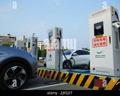 YICHANG, CHINE - 31 JUILLET 2022 - Un nouveau tas de chargement de véhicule électrique d'énergie est vu à Yichang, province de Hubei, Chine, 31 juillet 2022. D'ici le 2022 juin, C Banque D'Images