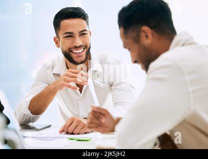 Rien de mal avec un peu d'humour. Les hommes d'affaires ayant une réunion dans une salle de réunion au travail. Banque D'Images