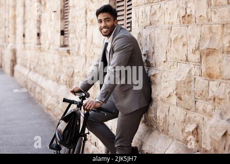 Les trajets du matin ne doivent pas être un train. Un jeune homme d'affaires utilisant un vélo dans la ville. Banque D'Images
