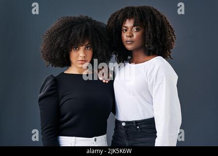 Shes le meilleur partenaire d'affaires. Deux femmes d'affaires ensemble sur un fond de studio. Banque D'Images