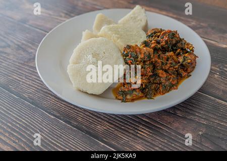 Une assiette de yam bouilli avec ragoût de légumes épicé Banque D'Images