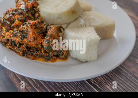 Une assiette de yam bouilli avec ragoût de légumes épicé Banque D'Images