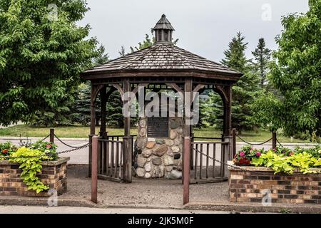 Pavillon en bois qui abrite un monument en pierre et une plaque commémorant la colonie de Center City, Minnesota, États-Unis par Erik Ulrik Norberg en 1850. Banque D'Images