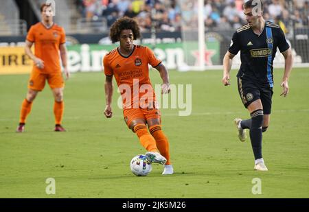 Chester, Pennsylvanie, États-Unis. 30th juillet 2022. 30 juillet 2022, Chester PA- HOUSTON DYNAMO FC ADALBERTO CARRASQUILLA (20) lutte pour le ballon lors du match contre l'Union de Philadelphie au Parc Subaru (Credit image: © Ricky Fitchett/ZUMA Press Wire) Banque D'Images