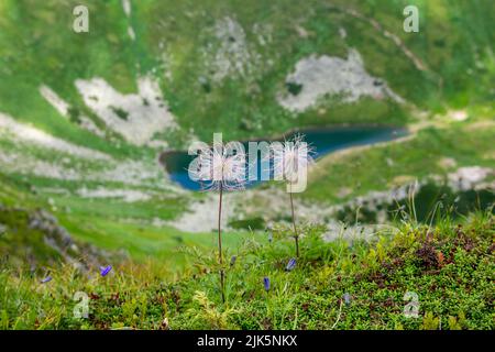 Lac Brebenescul dans les Carpates ukrainiens. Mont Hoverla suspendu du sommet des Carpates ukrainiens sur le fond du ciel et des nuages Banque D'Images