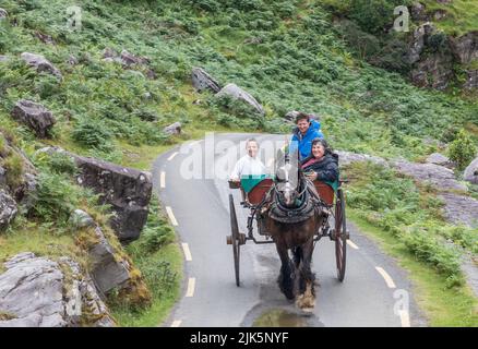 Gap of Dunloe, Killarney, Irlande. 30th juillet 2022. Les visiteurs Claudia et Beth Di Falco de l'Oregon avec Jarvey Tom Johnson font un voyage à travers le Gap of Dunloe, Killarney, Co. Kerry, Irlande. - Crédit; David Creedon / Alamy Live News Banque D'Images