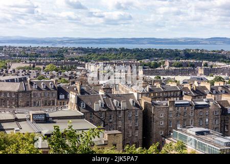 Vue vers le nord à travers le centre-ville d'Edimbourg Ecosse lors d'un jour d'été en 2022, Ecosse, Royaume-Uni Banque D'Images