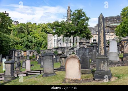 Edinburgh Old Calton Burial Ground dans le centre-ville d'Édimbourg avec des pierres de tête et des pierres tombales, Écosse, Royaume-Uni été 2022 Banque D'Images