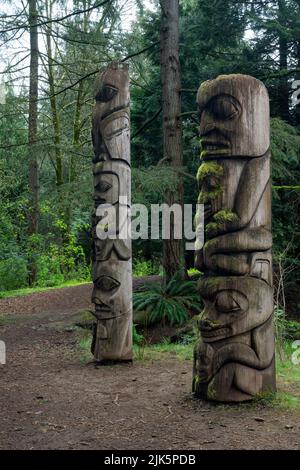 Totems décoratifs dans les jardins botaniques Van Dusen, Vancouver, Colombie-Britannique, Canada. Banque D'Images