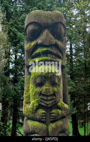 Totems décoratifs dans les jardins botaniques Van Dusen, Vancouver, Colombie-Britannique, Canada. Banque D'Images