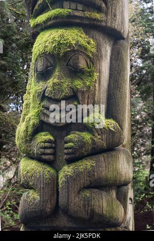 Totems décoratifs dans les jardins botaniques Van Dusen, Vancouver, Colombie-Britannique, Canada. Banque D'Images