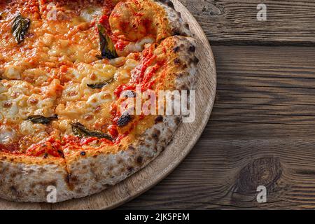 Dans un four en pierre fait maison levain pizza Margherita Banque D'Images